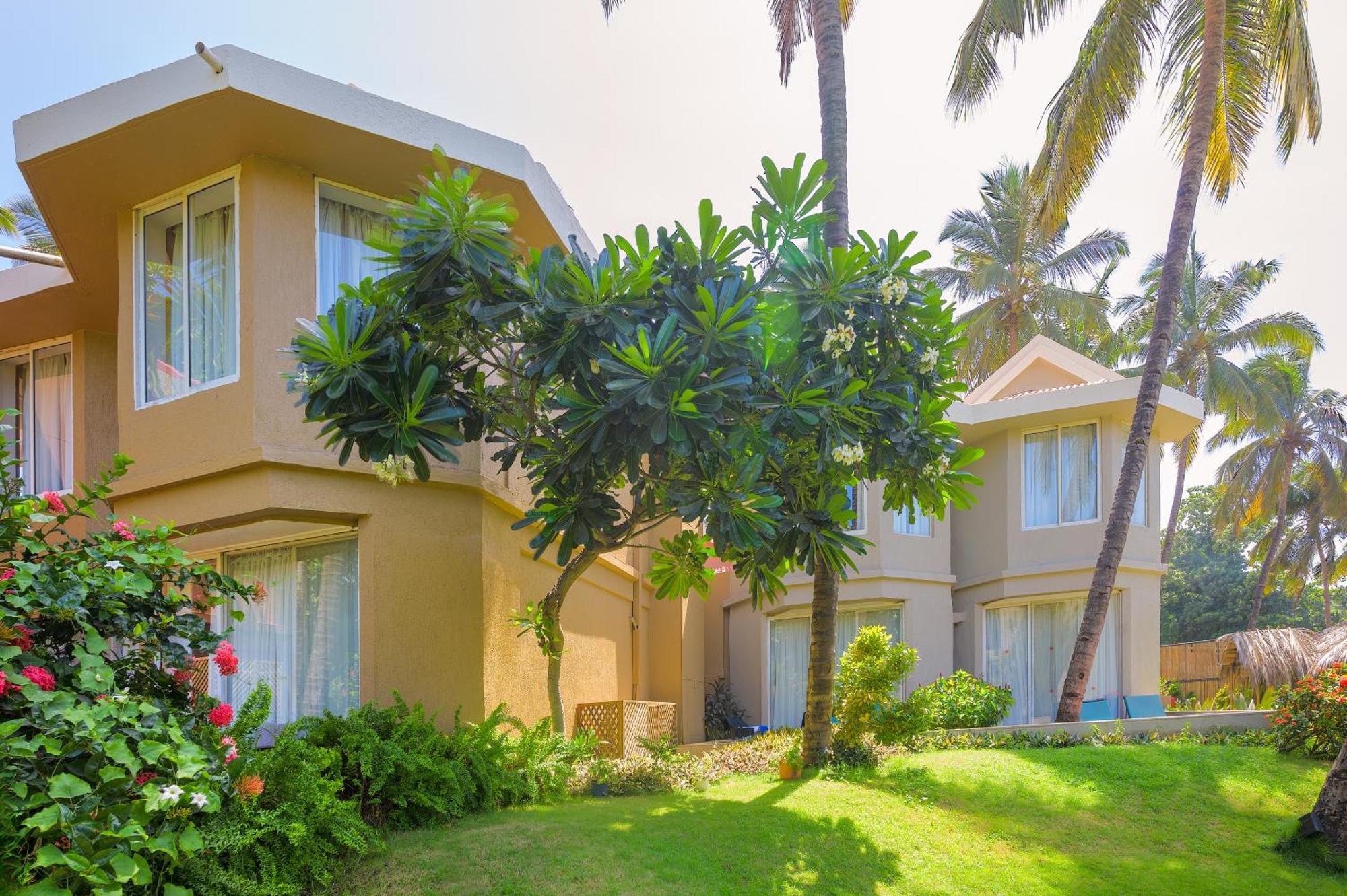 Whispering Palms Beach Resort Candolim Extérieur photo