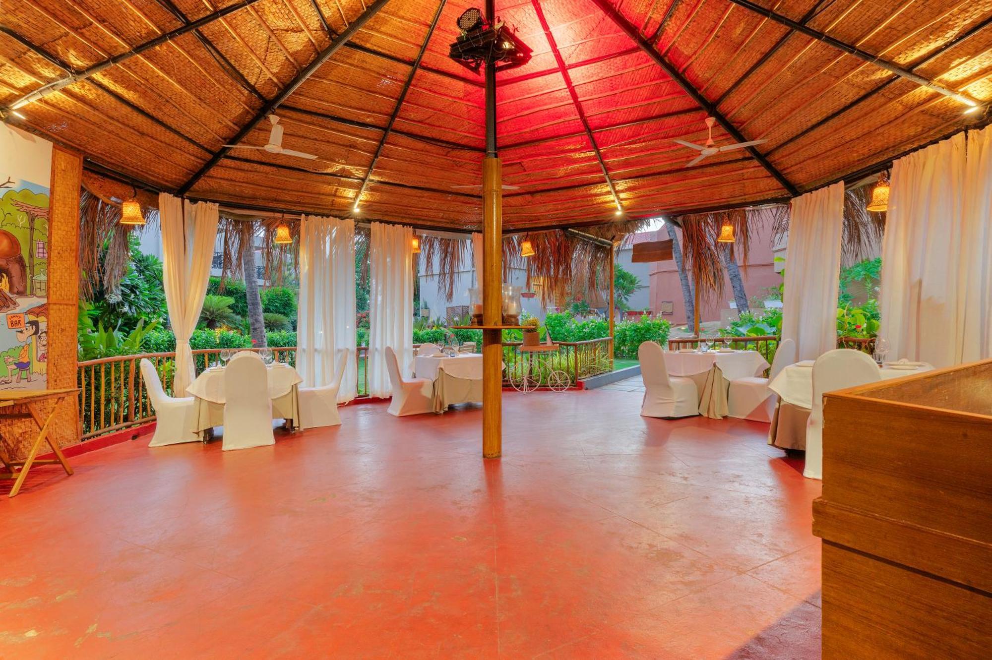 Whispering Palms Beach Resort Candolim Extérieur photo