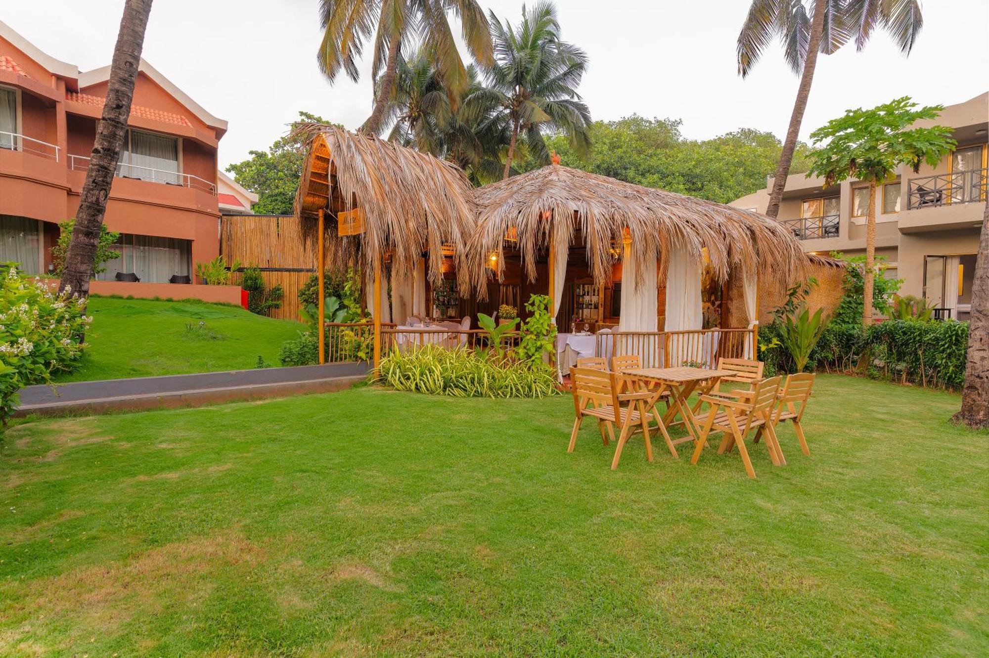 Whispering Palms Beach Resort Candolim Extérieur photo