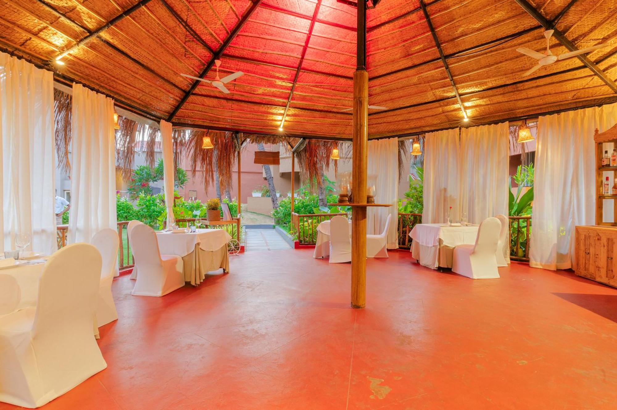 Whispering Palms Beach Resort Candolim Extérieur photo
