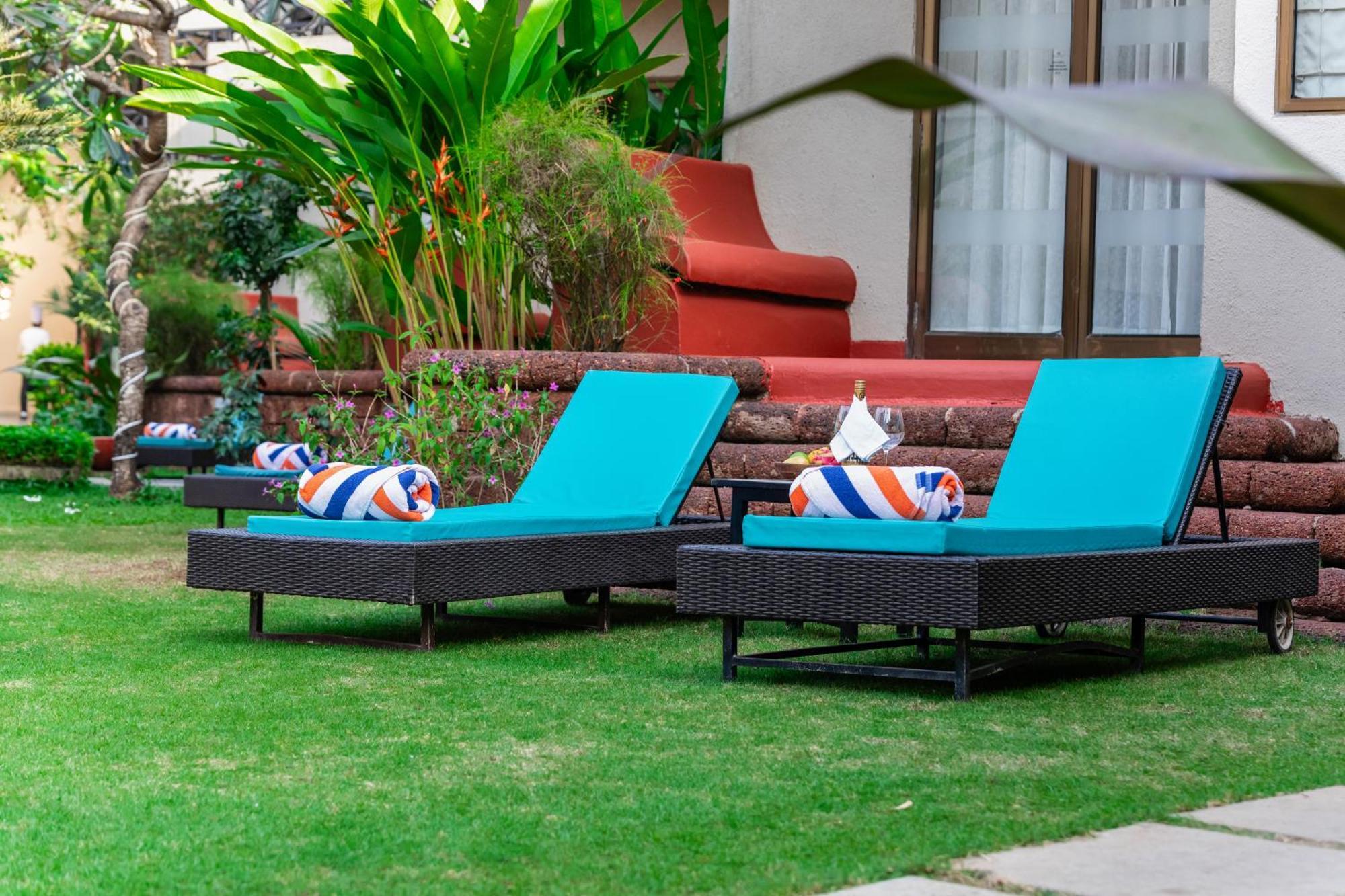 Whispering Palms Beach Resort Candolim Extérieur photo
