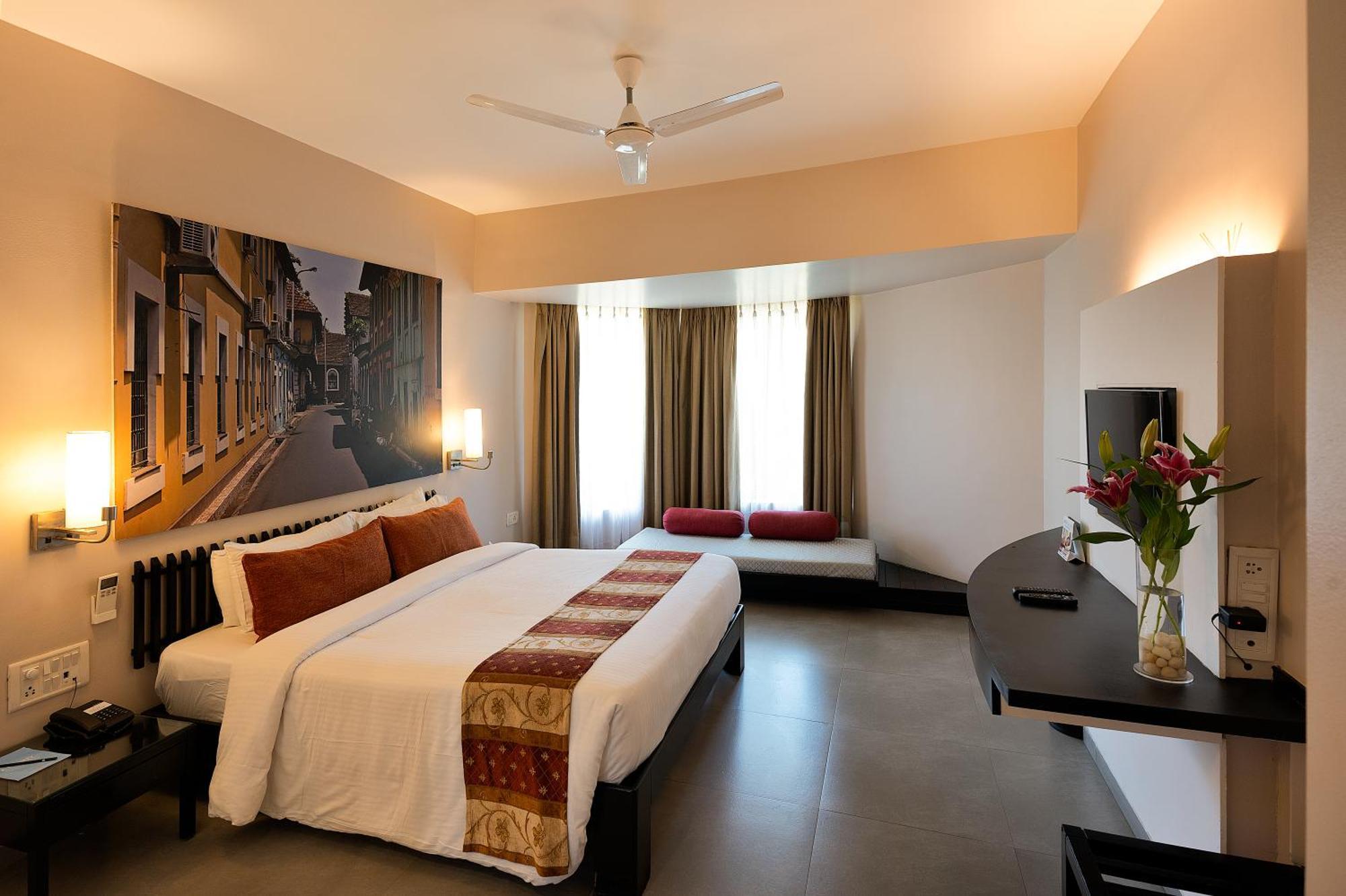 Whispering Palms Beach Resort Candolim Extérieur photo