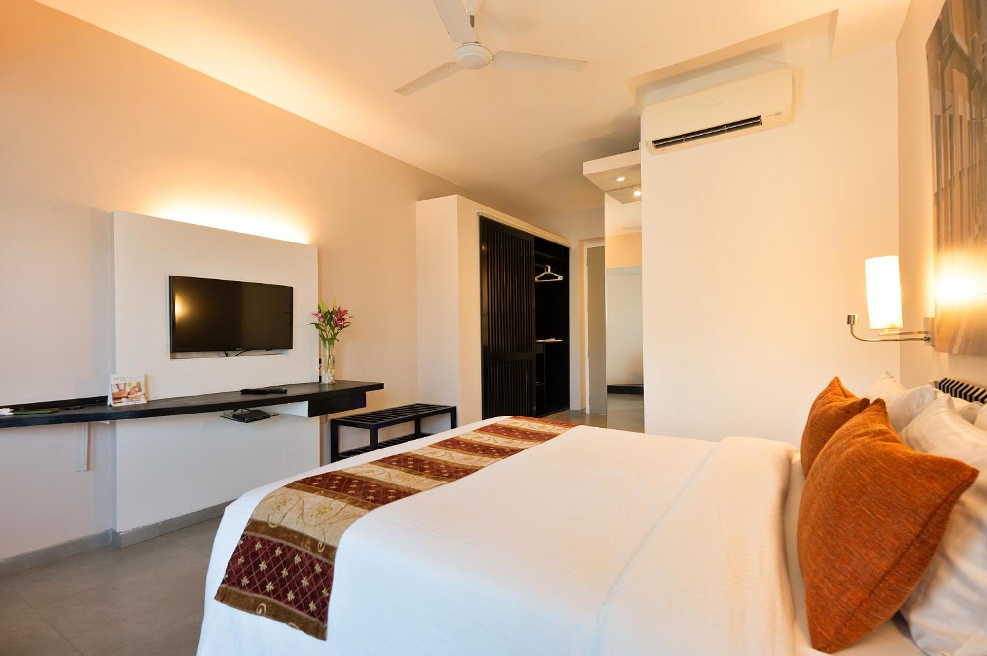 Whispering Palms Beach Resort Candolim Extérieur photo