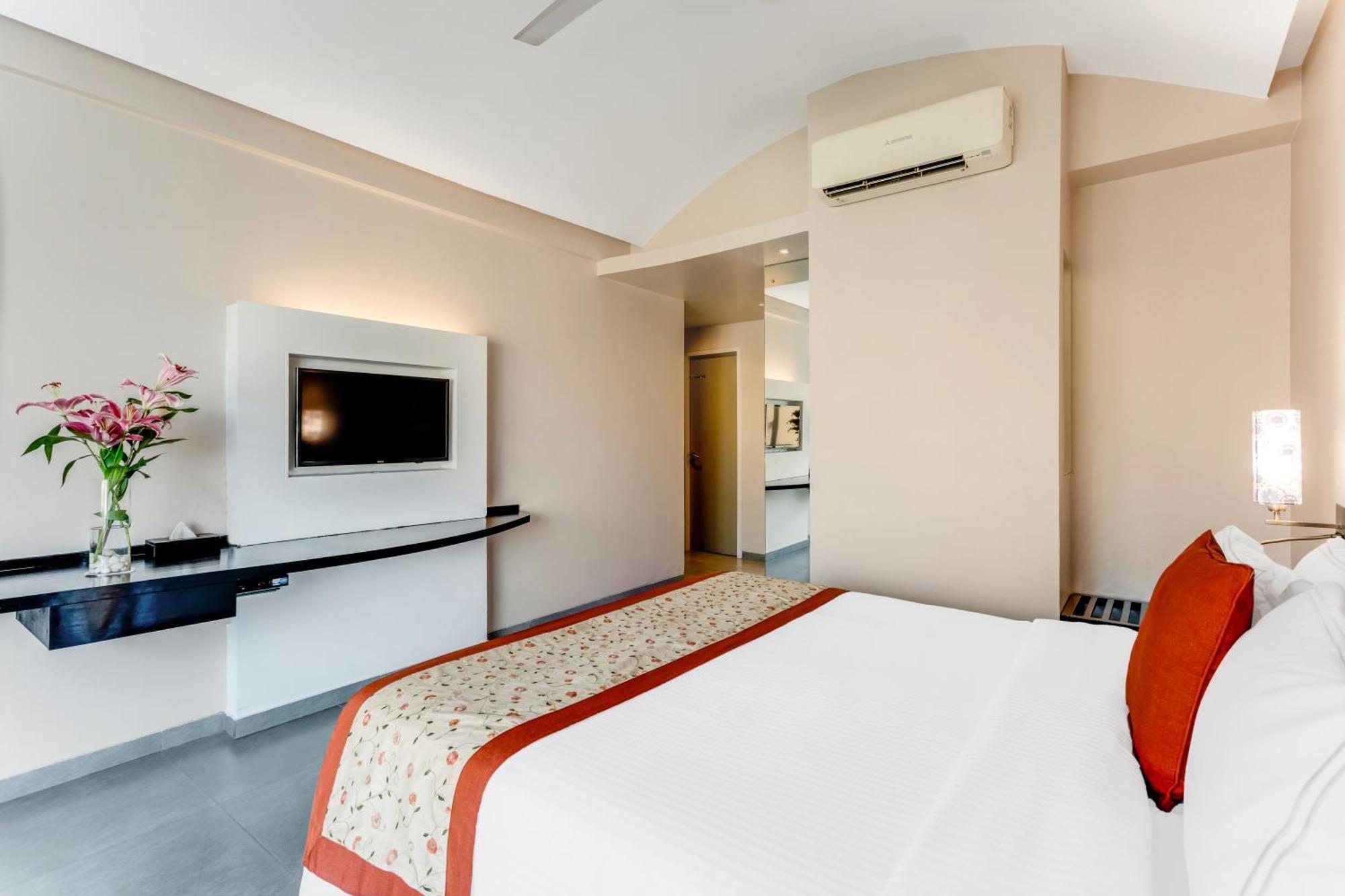 Whispering Palms Beach Resort Candolim Extérieur photo