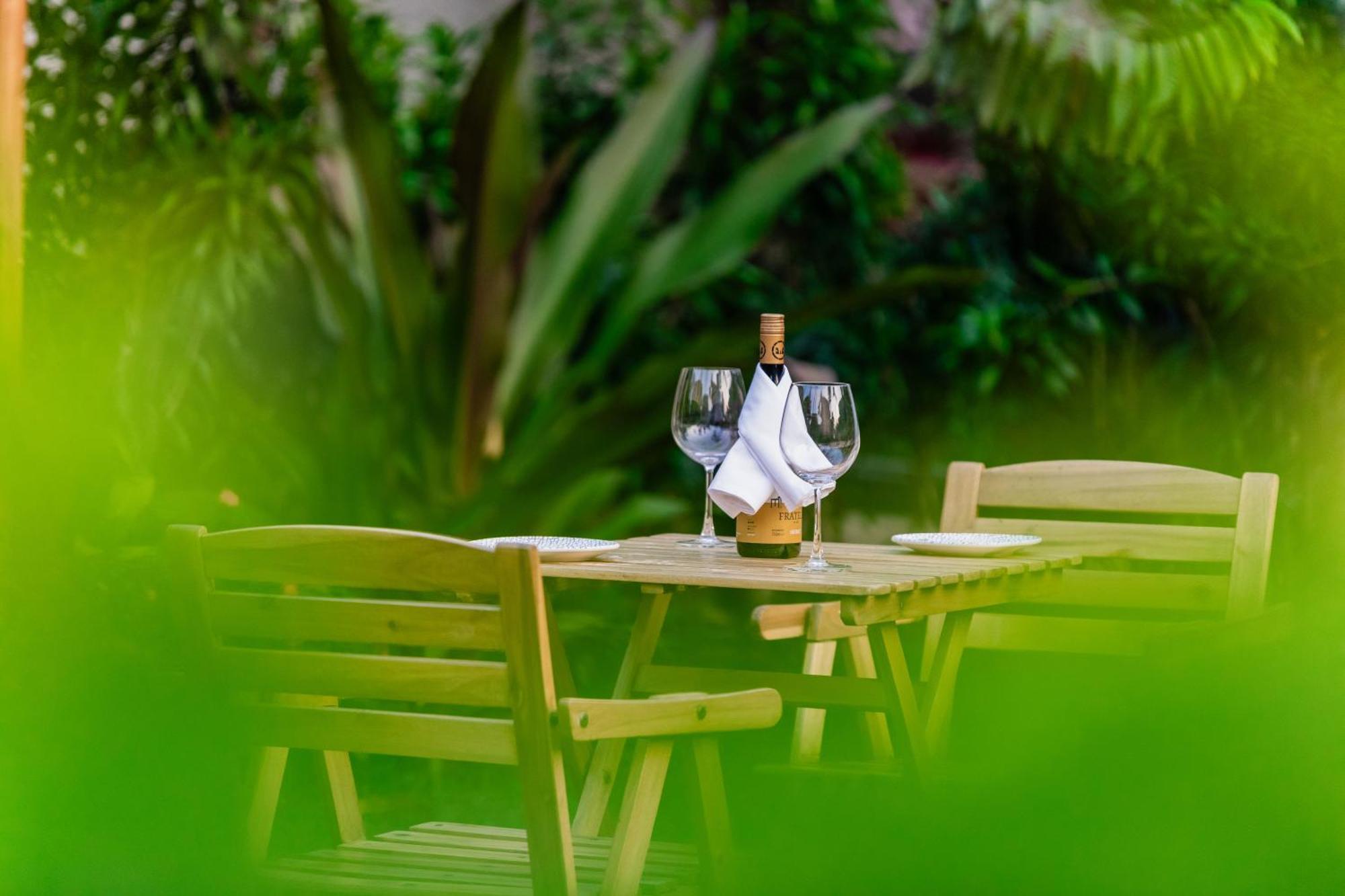 Whispering Palms Beach Resort Candolim Extérieur photo