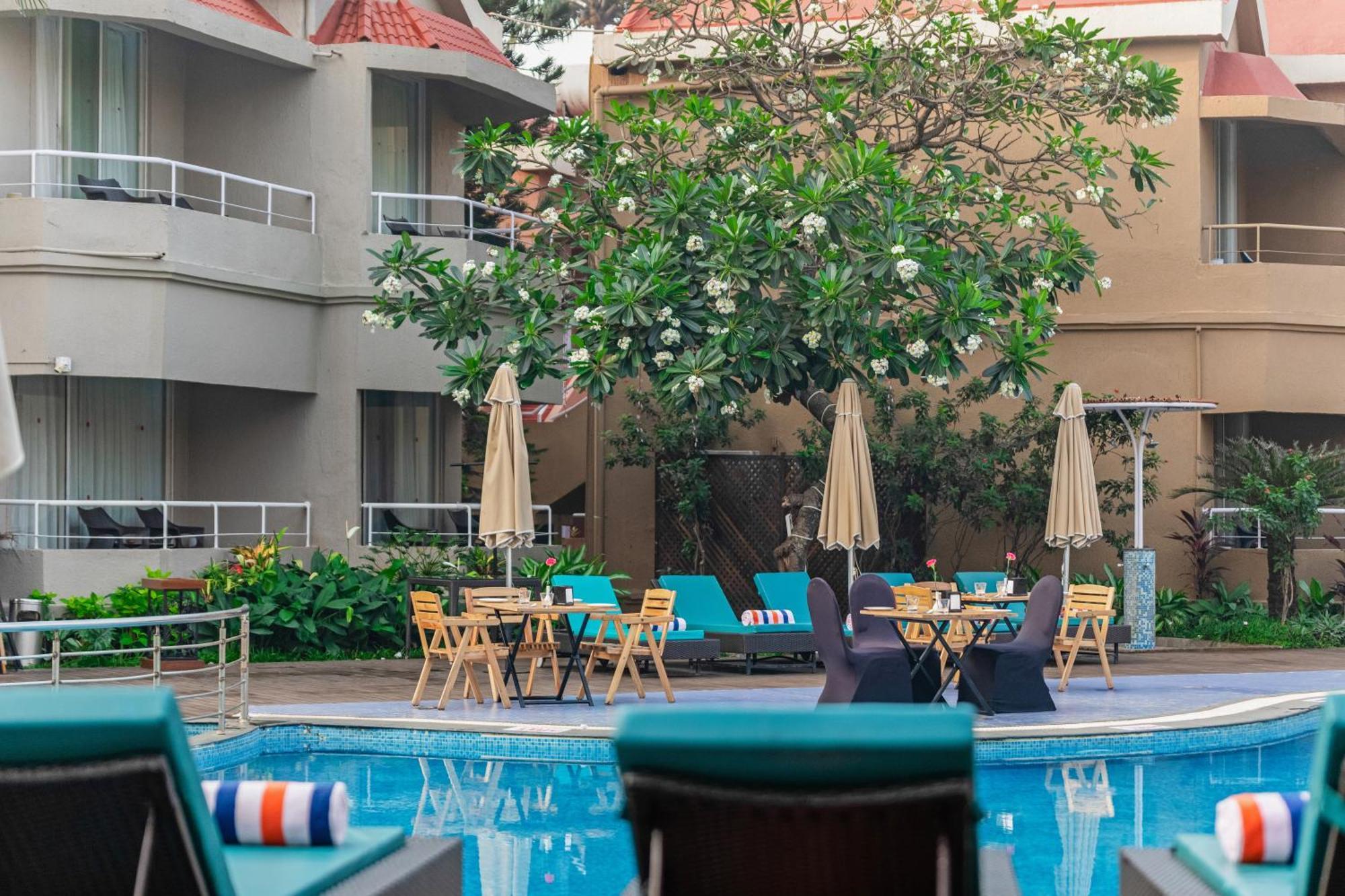Whispering Palms Beach Resort Candolim Extérieur photo